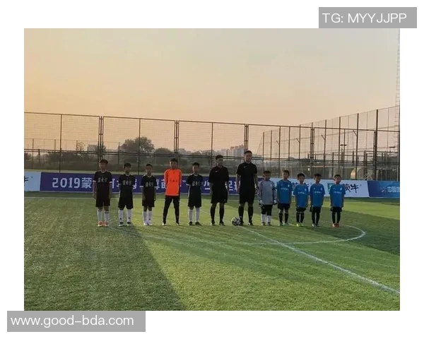 卡塔尔足球明星与男模的完美结合展现魅力与风采的精彩瞬间